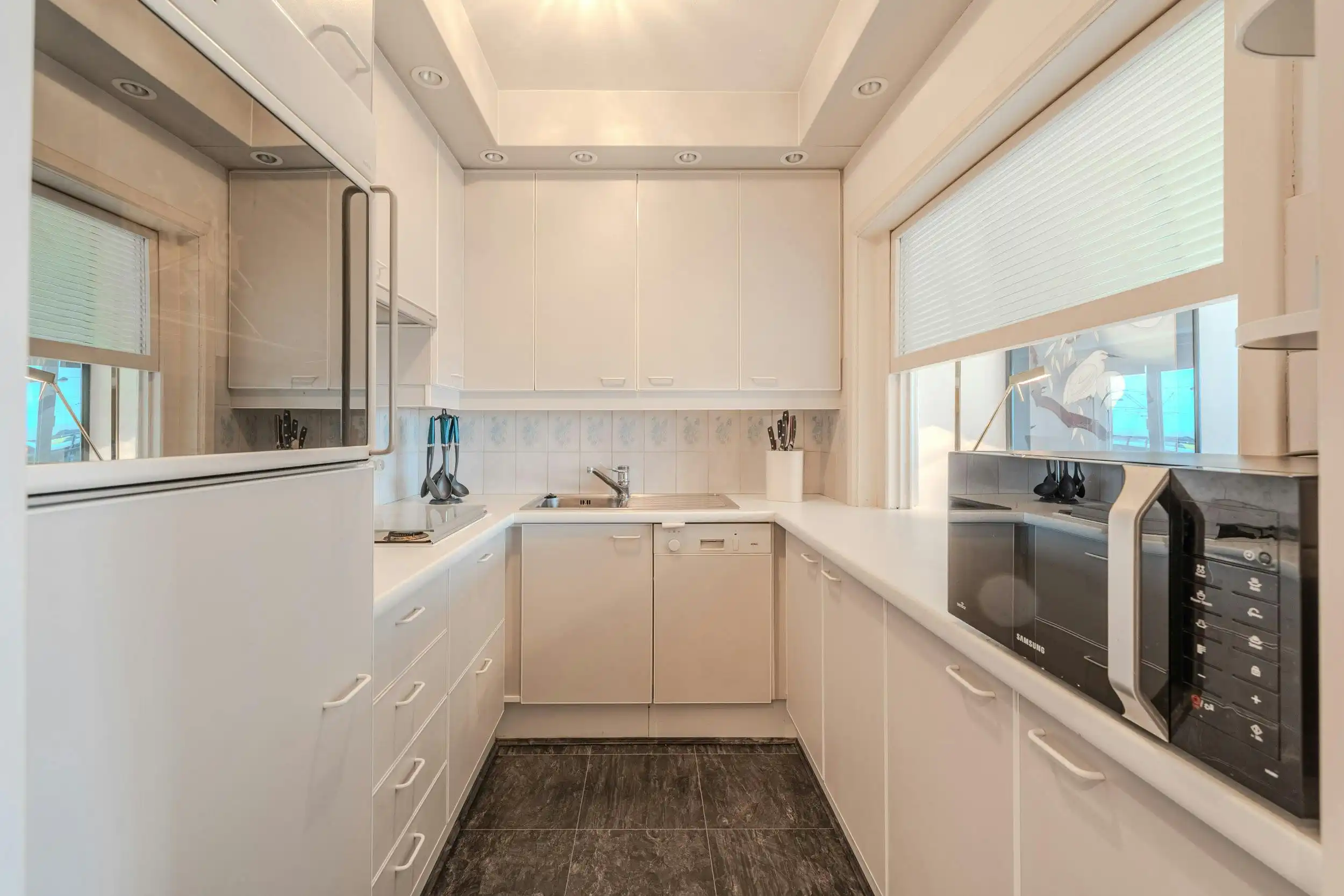 Centraal gelegen 2-slaapkamerappartement met zeezicht! foto 11