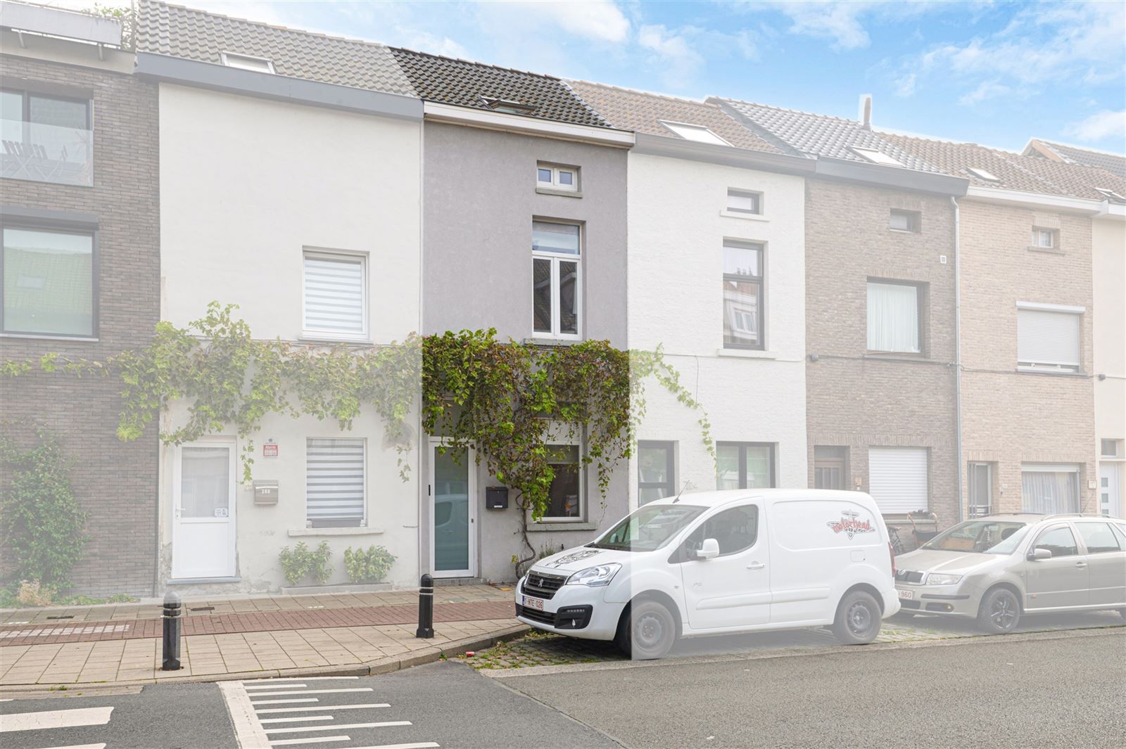 Instapklare rijwoning met stadskoer foto {{pictureIndex}}