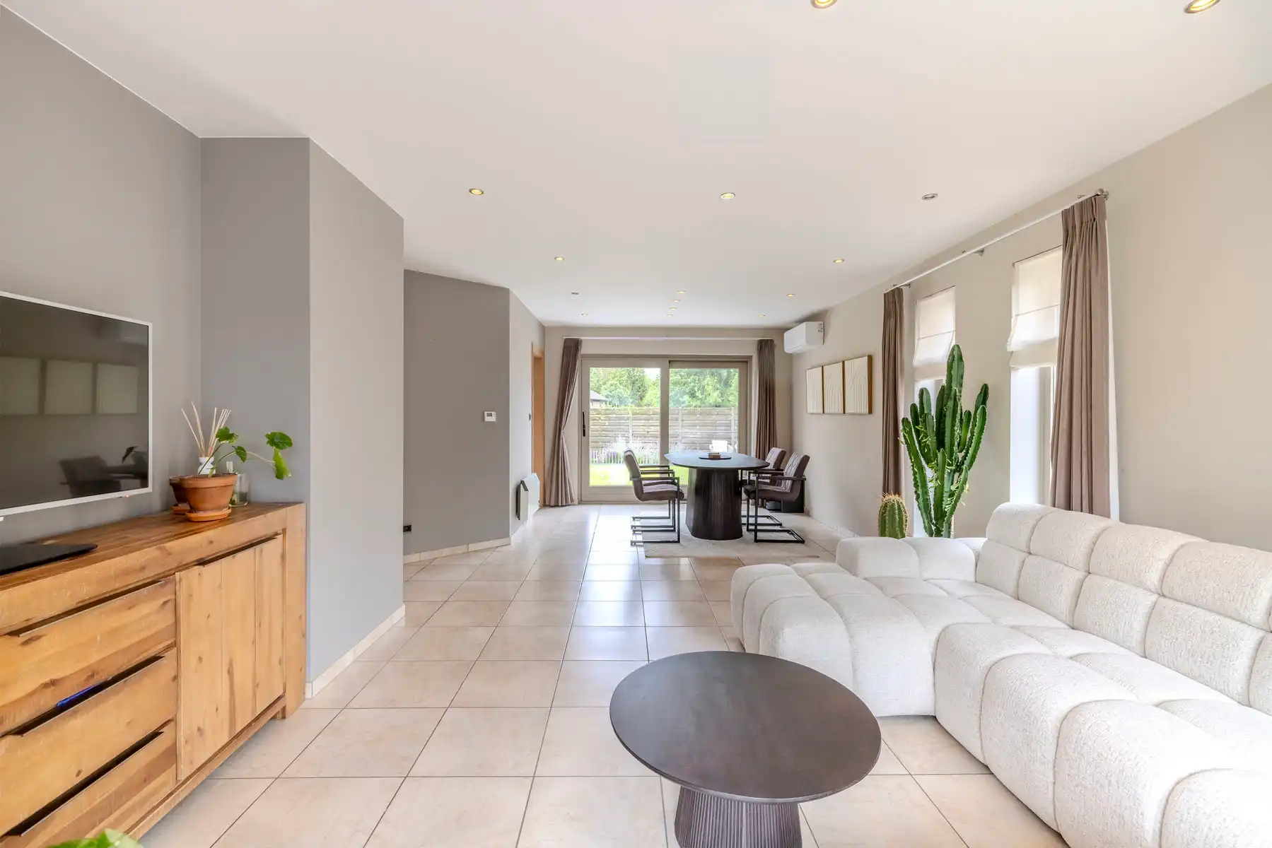 Ruime gezinswoning met garage en tuin op 557m2 grond foto 4