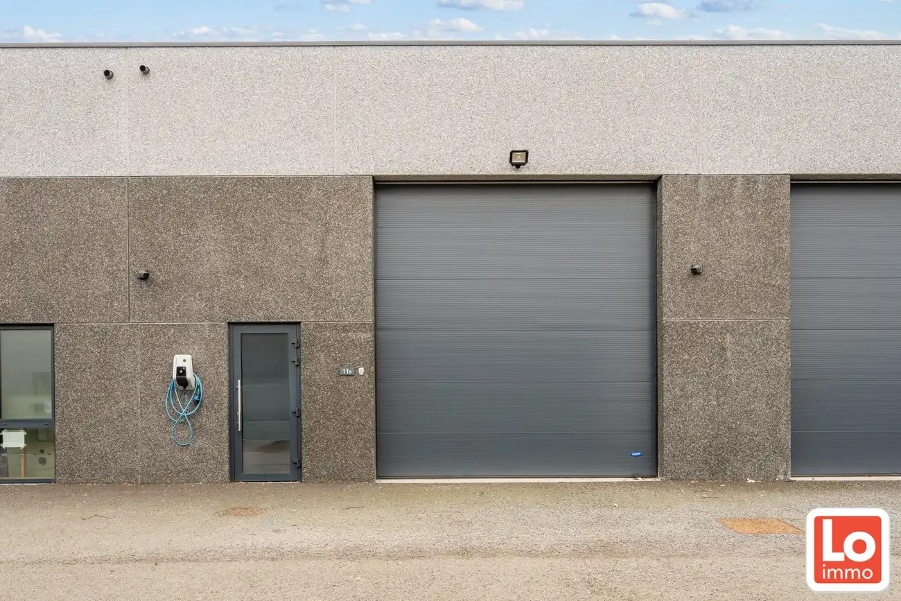 Recent magazijn met +/- 170m² bruikbare ruimte op topligging! foto 2