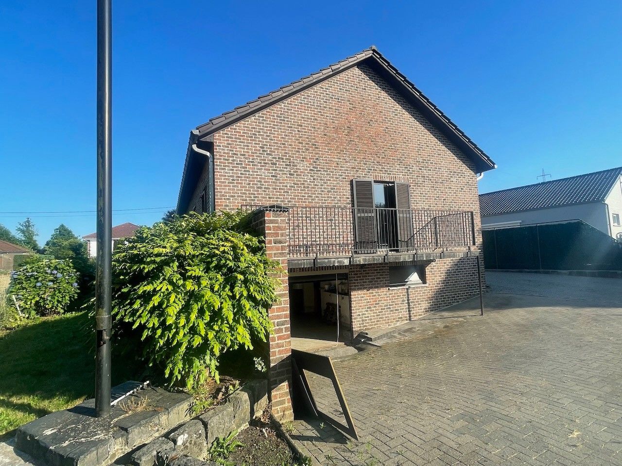 Genk, Klotbroek 28: Karaktervolle woning met ruime tuin in landelijke stijl op een perceel van 14a 47ca. foto 3