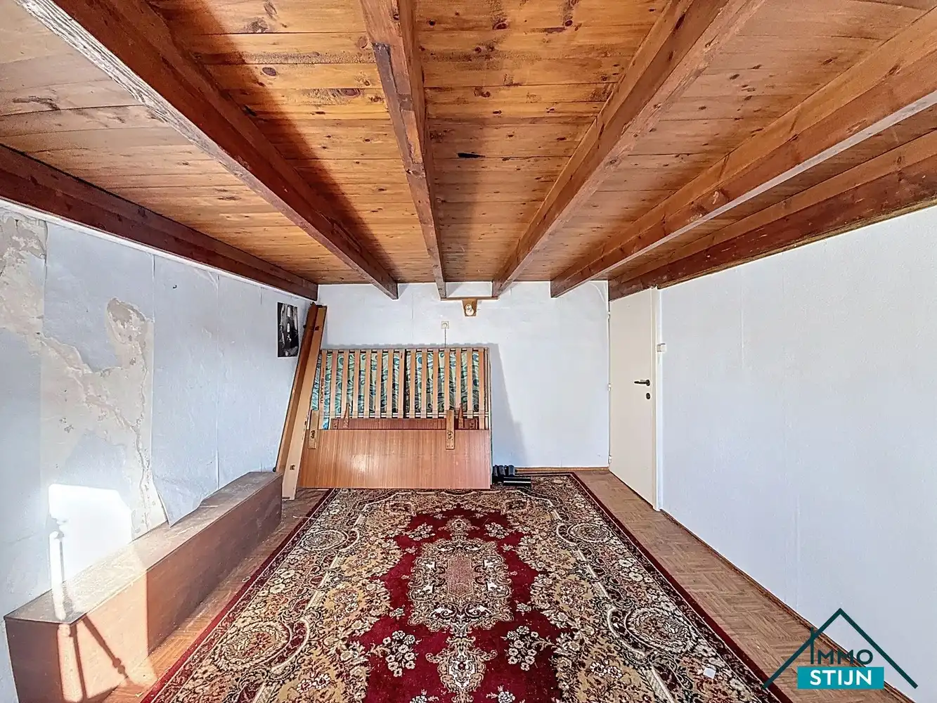 Ruime te renoveren woning met veel potentieel foto 14