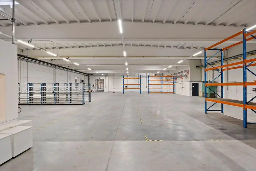 Semi-industrieel bedrijfsgebouw met buitenterrein en optionele all-in kantoren vlak aan de E17 te Deerlijk. foto 4