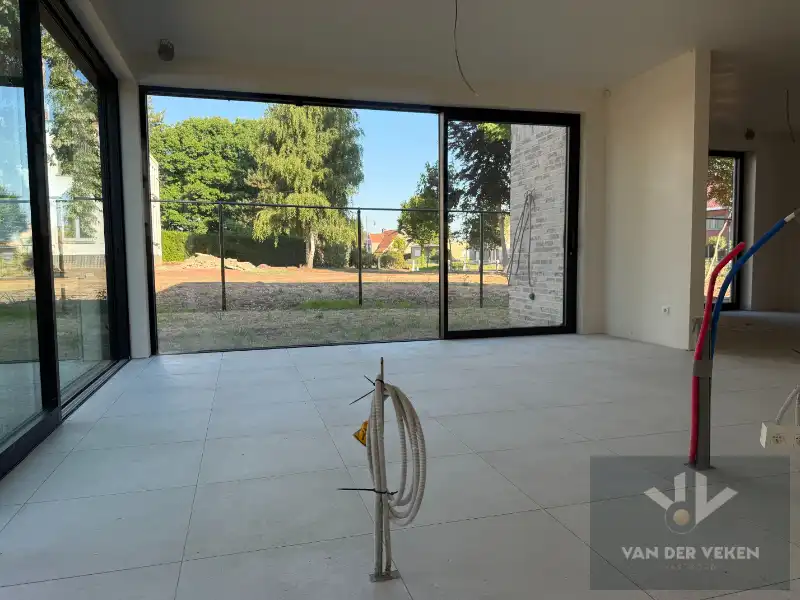 Ruime half open BEN-woning met 4 slaapkamers en inpandige garage te bewonderen in het gezellige Kermt. foto 4