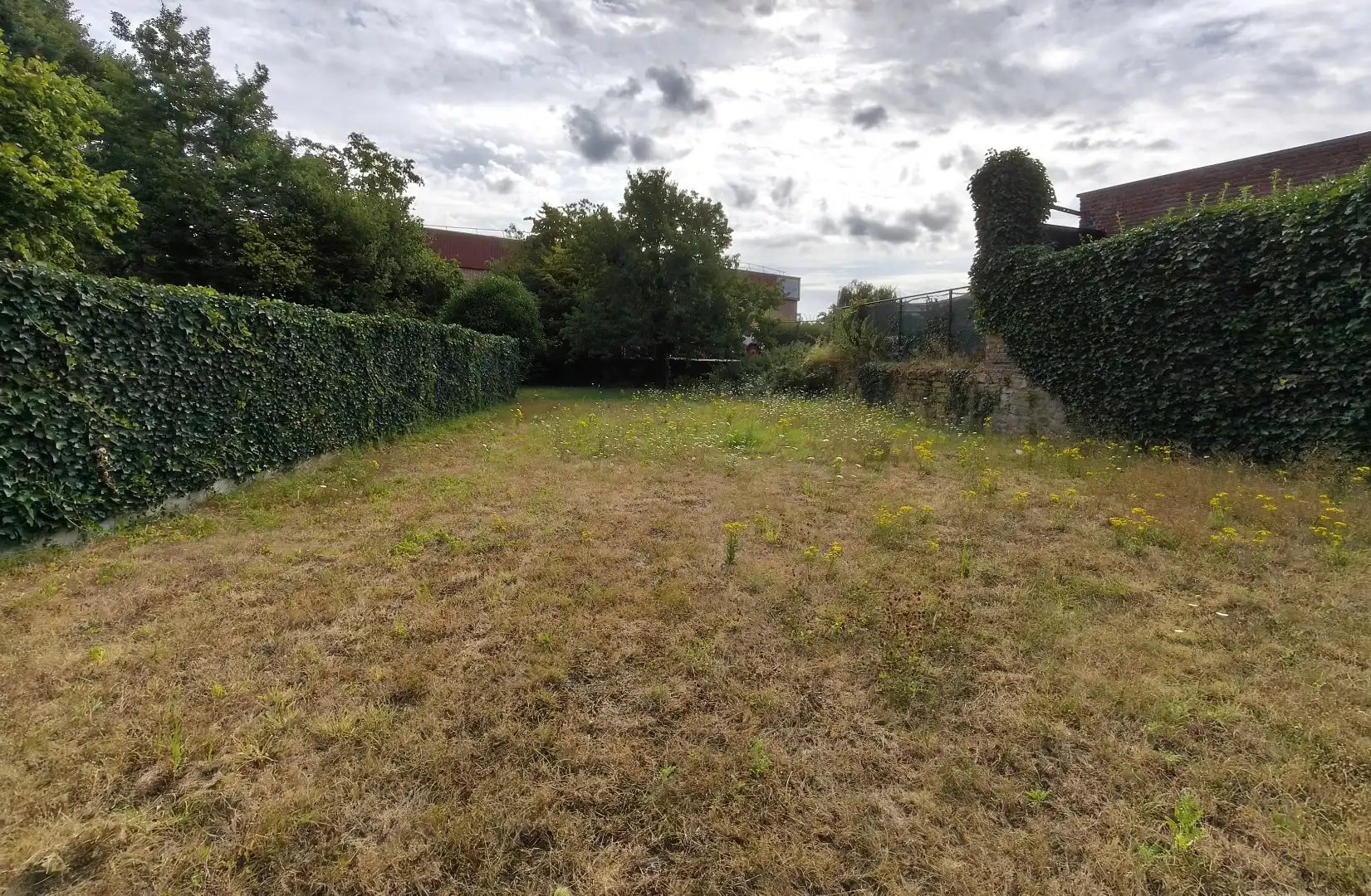 RUIME WONING MET GROTE TUIN EN GARAGE foto 8