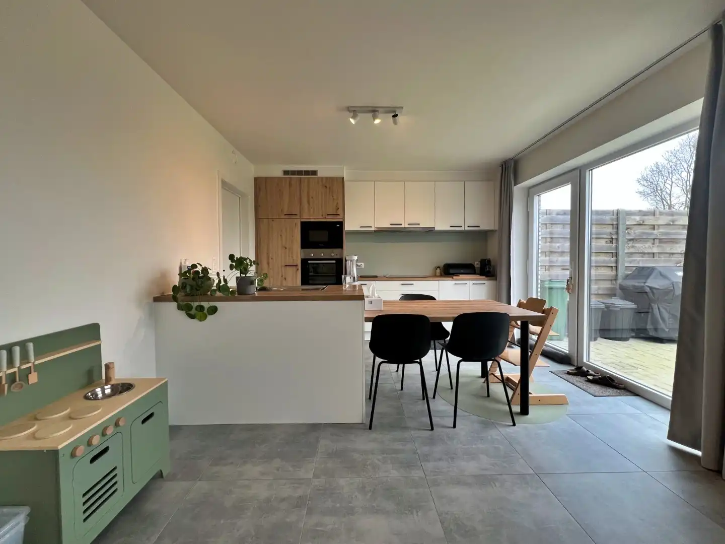 Ruime woning met 3 slaapkamers, garage en tuin foto 7