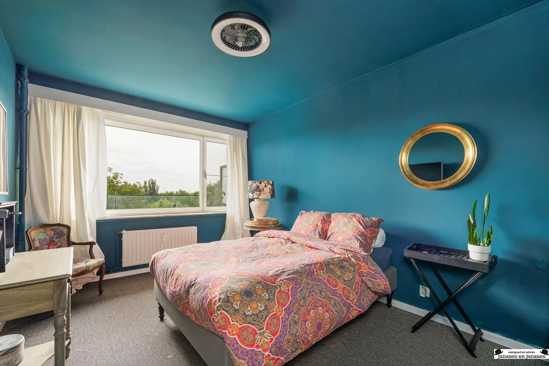 Ruim twee slaapkamer-appartement met panoramisch uitzicht! foto 8