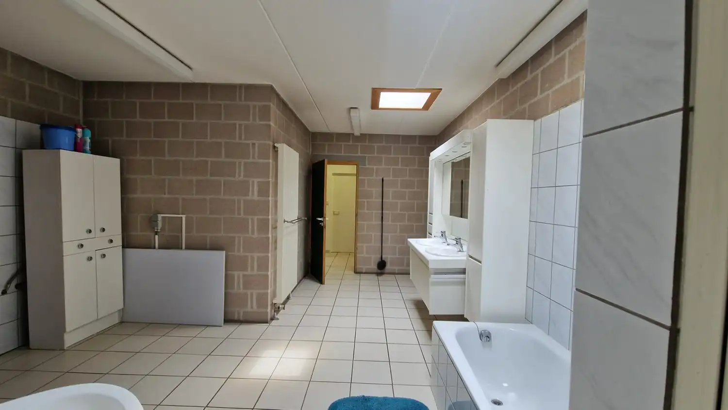 Kantoorruimtes met sanitair, kitchenette en parkeerplaatsen foto 20