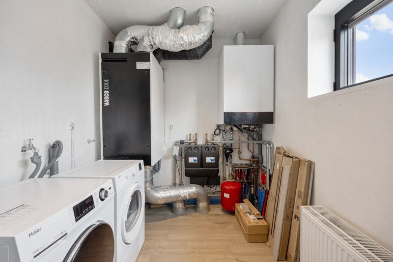 Recente, instapklare woning met garage en zwembad foto 27