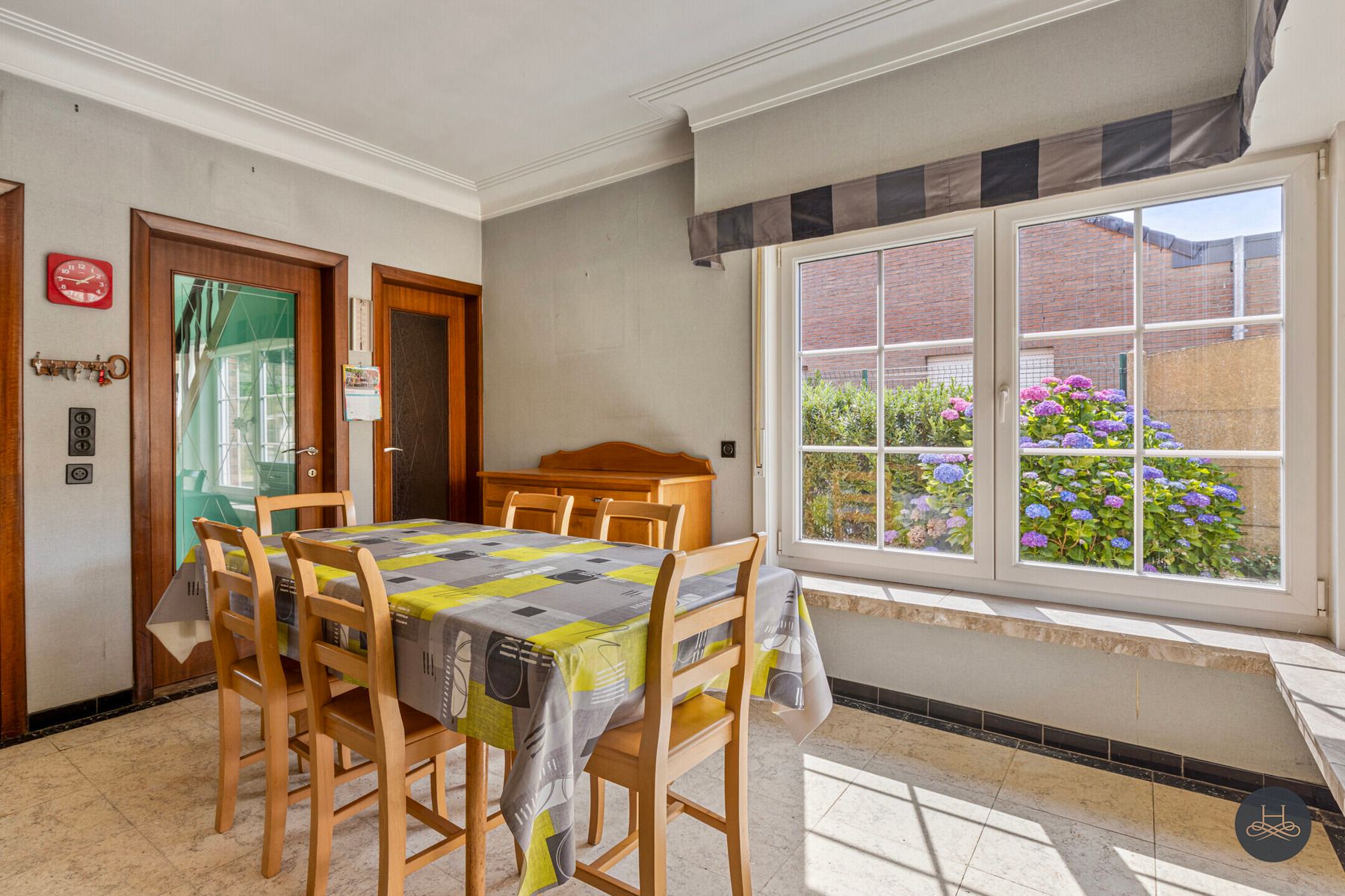 Te renoveren ruime woning met grote tuin en terras foto 7