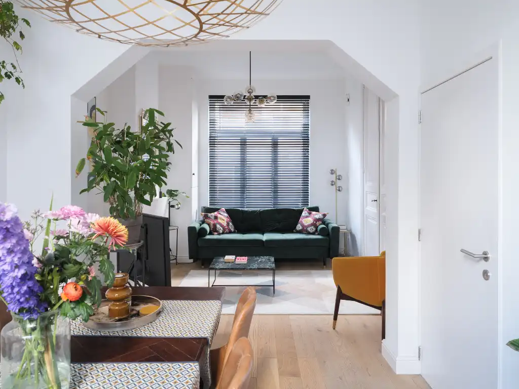 Karaktervolle gezinswoning met vier slaapkamers, twee badkamers en een mooi ingerichte buitenruimte foto {{pictureIndex}}