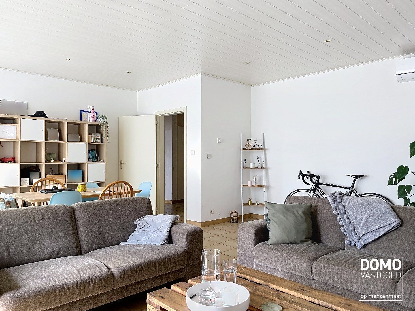 RUIM APPARTEMENT MET 2 SLAAPKAMERS, ZUIDGERICHT TERRAS EN AIRCO foto 2