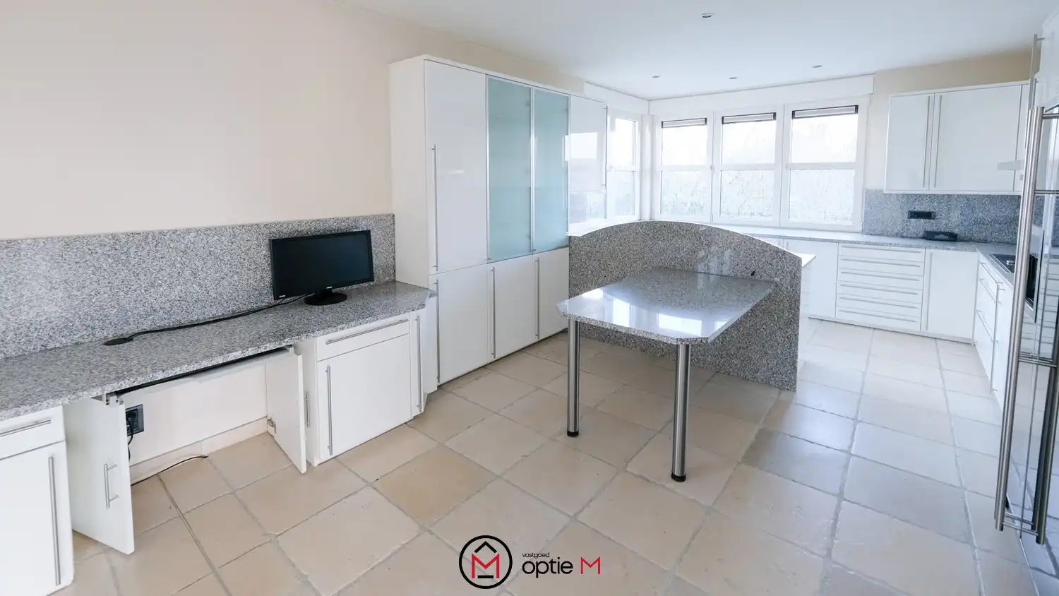 Bedrijfspand met woonst te huur – ruime hal, werkplaats en appartement met 3 slaapkamers foto 21