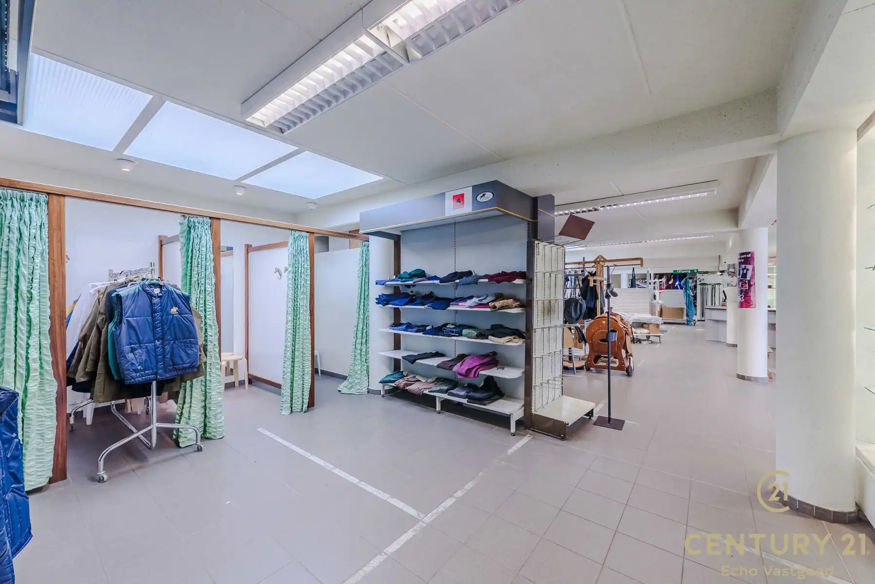 Topgelegen handelspand met magazijn en privatieve parking foto 8