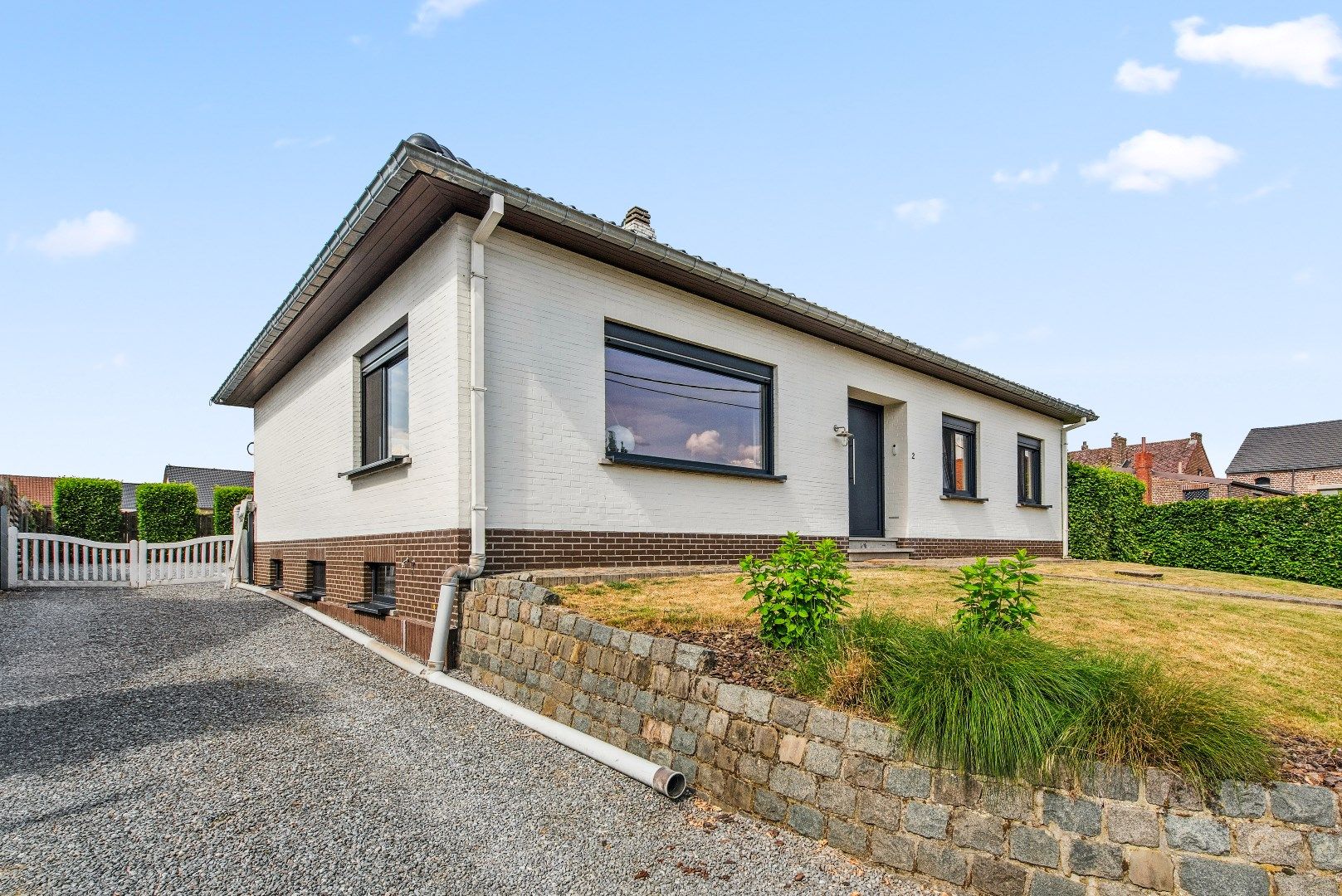 Bungalow met nieuw dak, 3 slaapkamers en garage foto 2