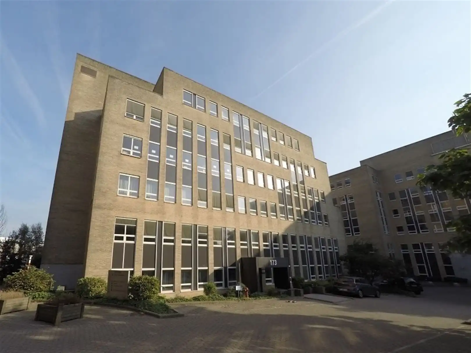 TRIOMF/ TRIOMPHE 173 - 174: twee gebouwen foto {{pictureIndex}}