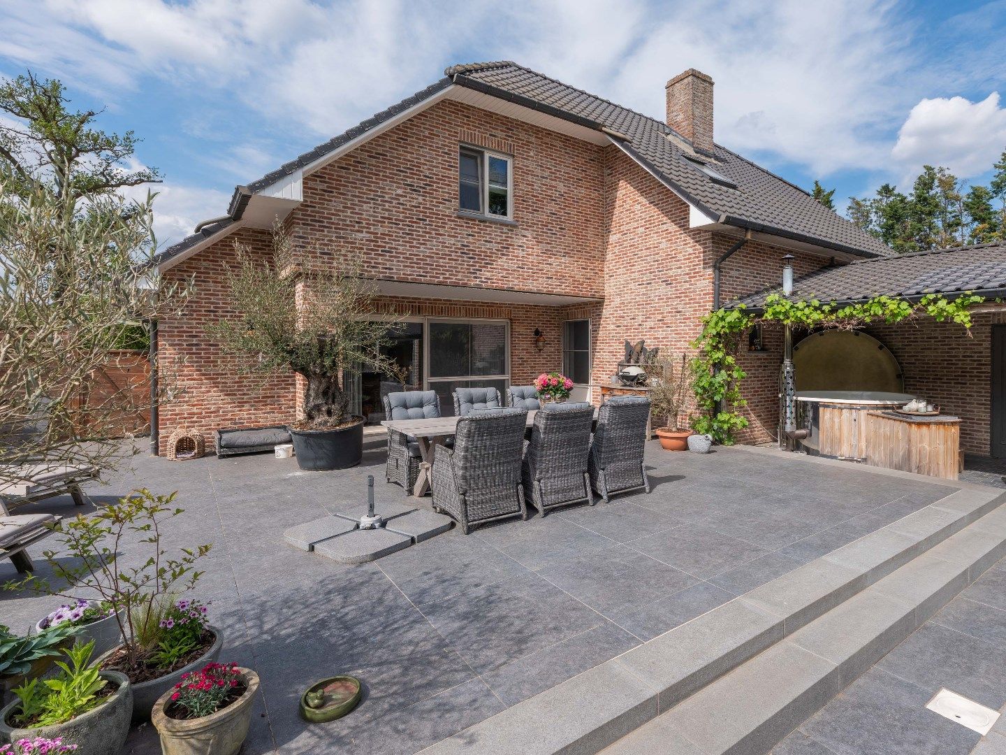 Luxueuze villa met prachtige tuin met zwembad foto 25