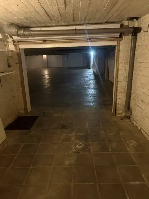 Gesloten garagebox met elektrische poort en verlichting foto 8