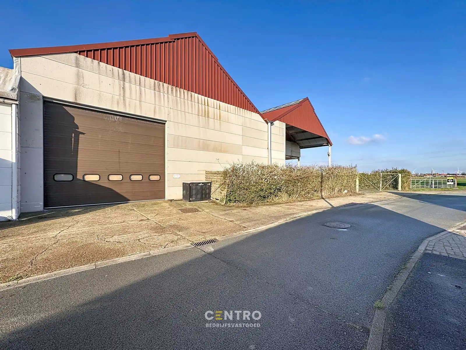 Opslagruimte met showroom en 3 verhuurde appartementen op 3.682m2! foto 16