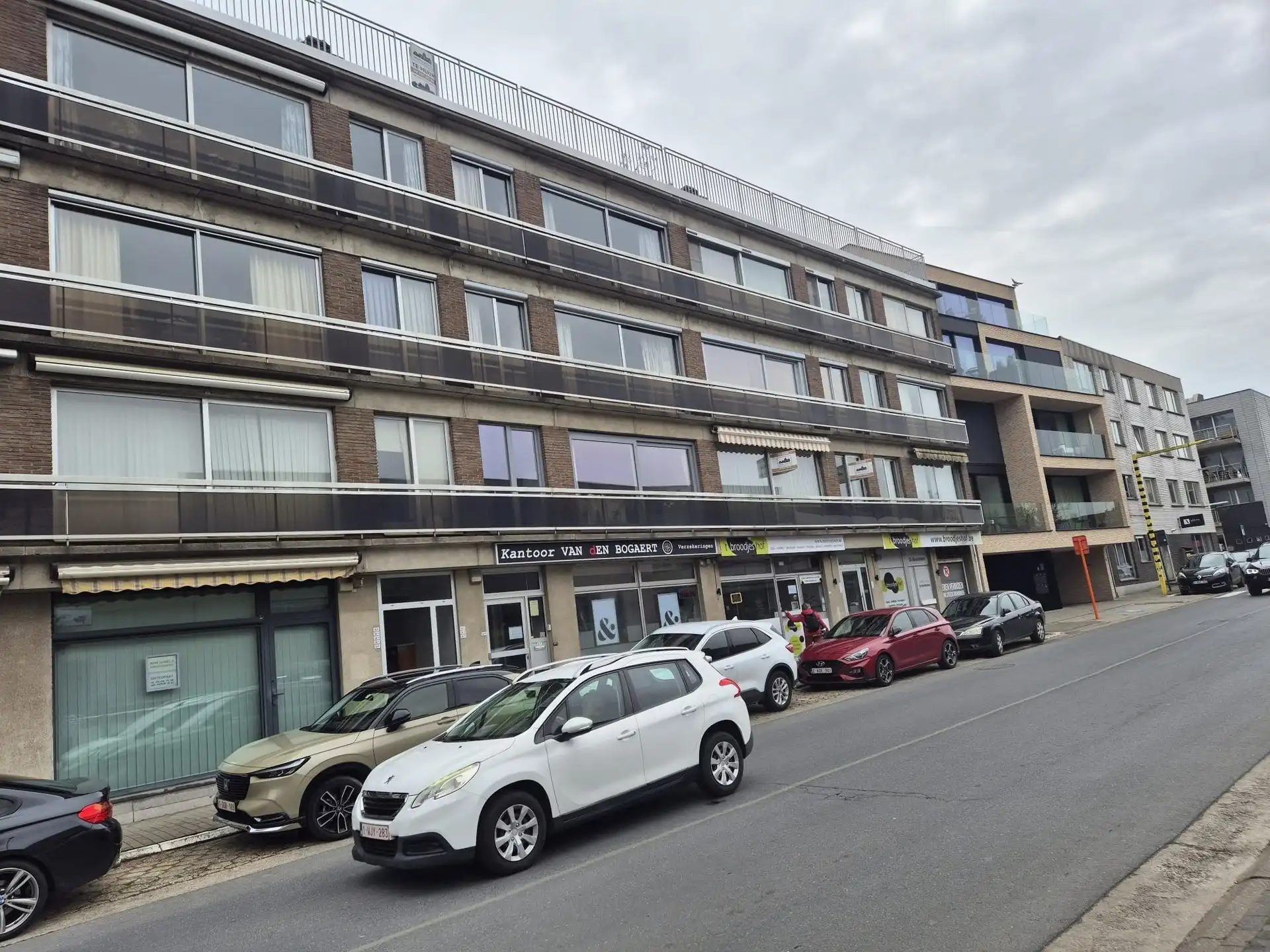 3-slaapkamer appartement met zeer grote terras huur in het centrum van Wetteren. foto 24