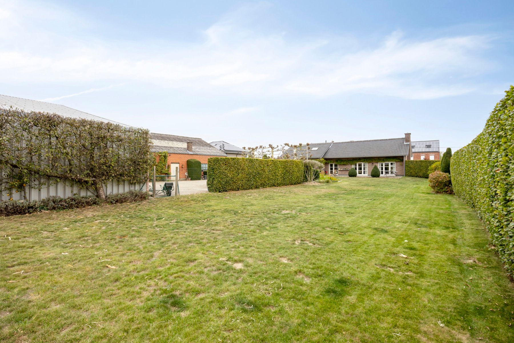 Exclusieve villa met grote loodsen combineer werken en wonen foto 41