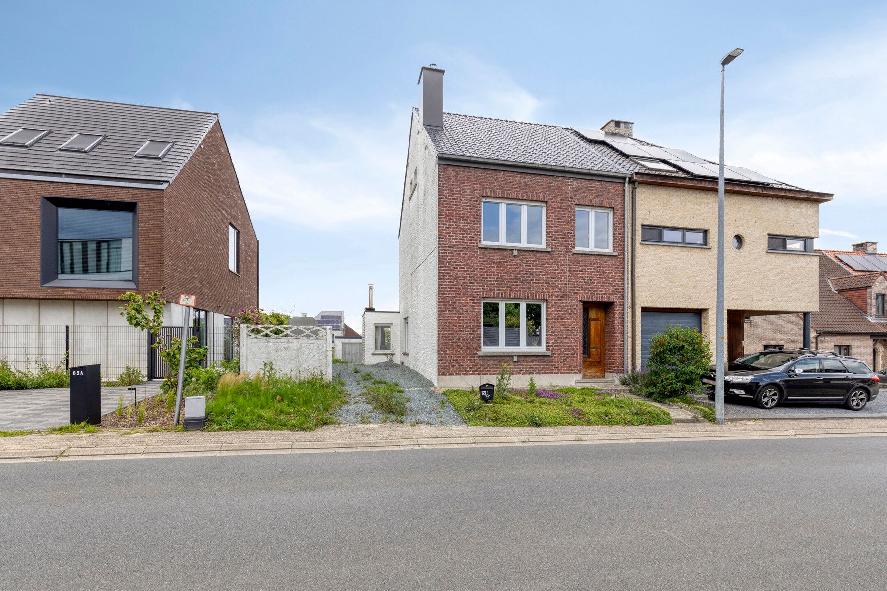 Hoofdfoto van de publicatie: Deels te renoveren lichtrijke driegevelwoning 