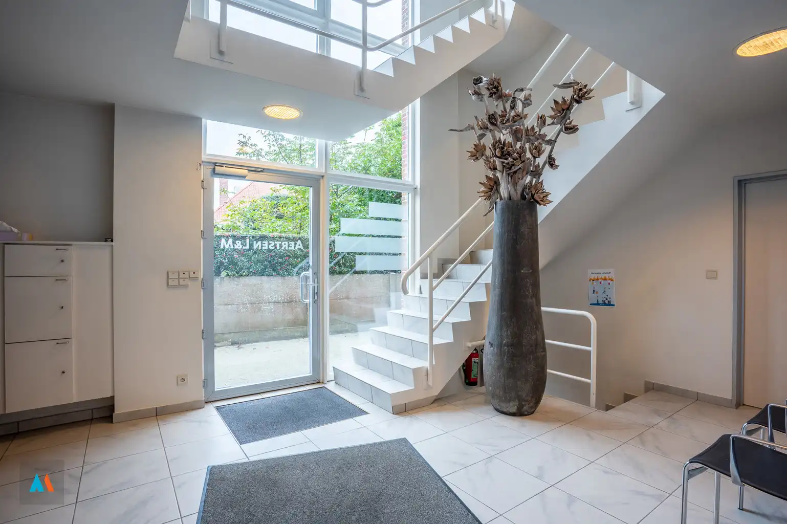 Kantoorgebouw met dakappartement foto 2