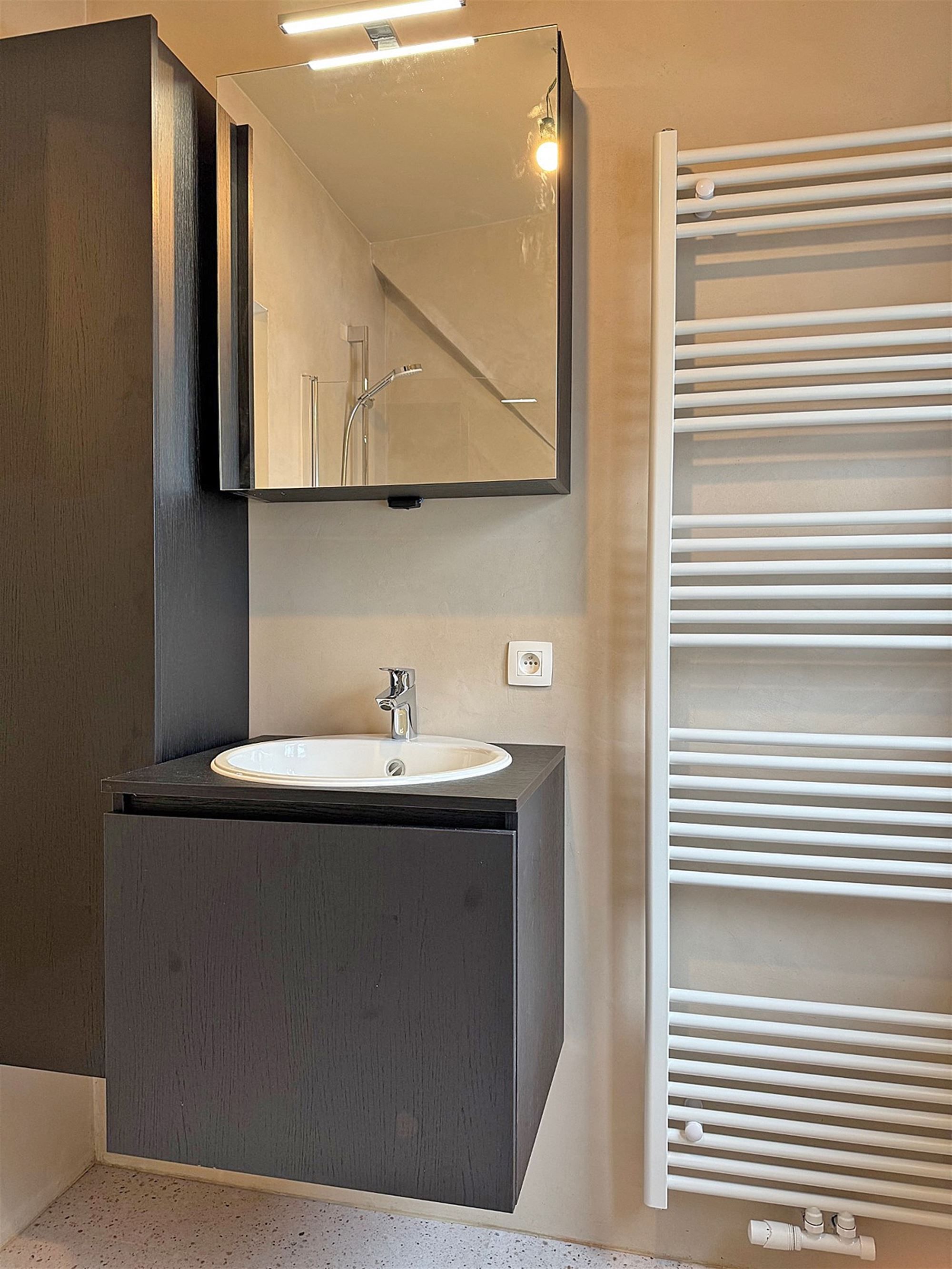 INSTAPKLARE gerenoveerde WONING met 3 slpks, badk., garage & tuintje/terras. foto 19