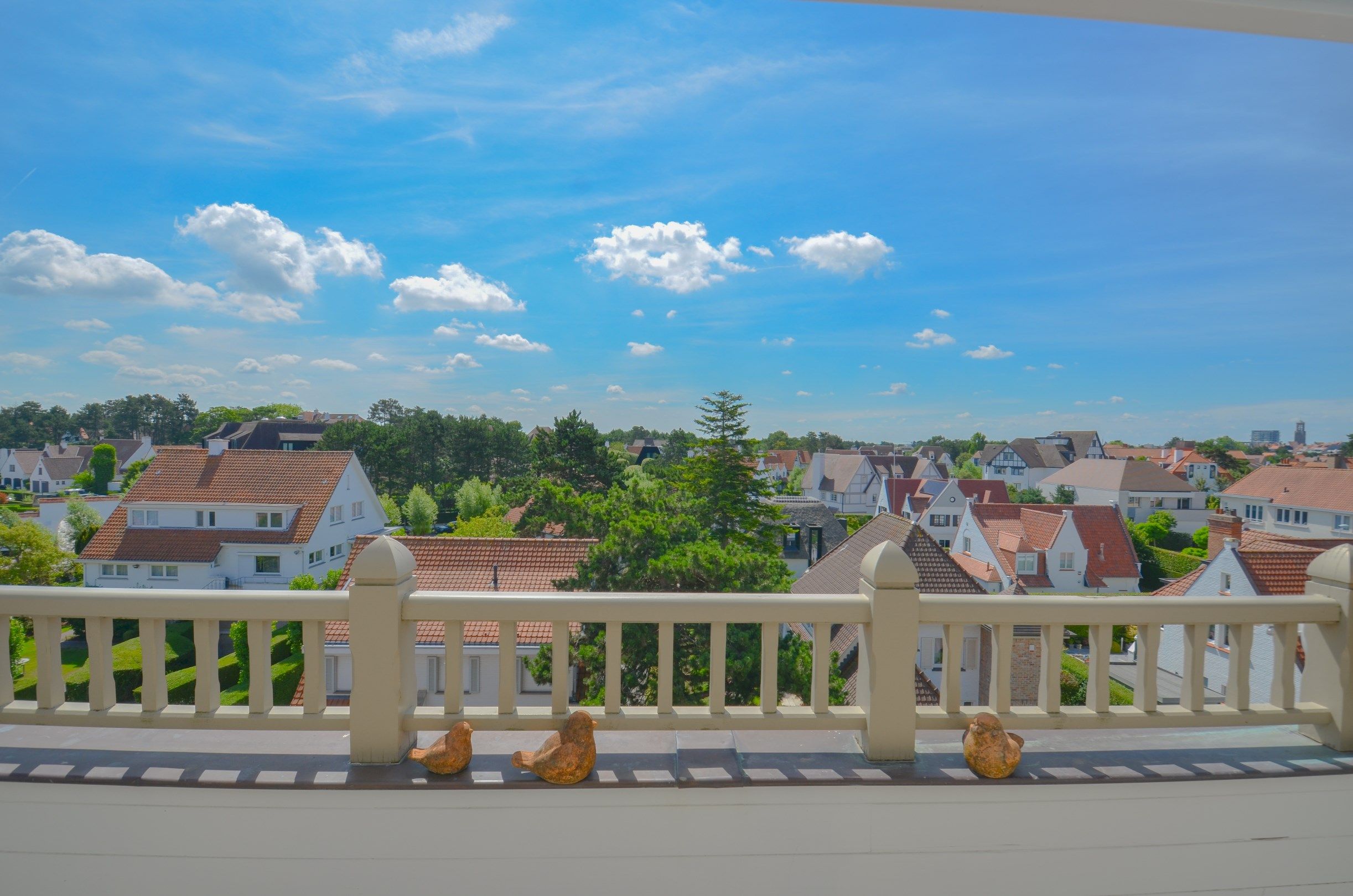 Stijlvol duplexappartement met zonnige terrassen en open zicht op de villa’s van het Zoute. foto 9