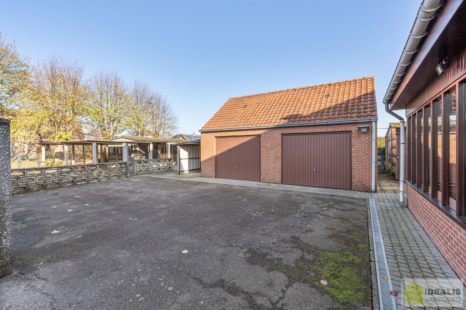 TE RENOVEREN WONING NABIJ HET CENTRUM VAN WIJCHMAAL, PEER OP EEN PERCEEL VAN  MAAR LIEFST 12A 5CA – DE WONING OMVAT EEN OPEN LEEFRUIMTE MET VEEL LICHTINVAL, KEUKEN MET AANSLUITEND EETKAMER, 3 SLAAPKAMERS, BADKAMER, VERANDA EN TWEE RUIME OPSLAGRUIMTES/WERKPLAATSEN – Een praktisch ingedeelde woning op een ruim perceel nabij het centrum van Peer! Dé perfecte zet voor zij die op zoek zijn naar een te renoveren woning met veel mogelijkheden op een rustige locatie in Wijchmaal, Peer! foto 21