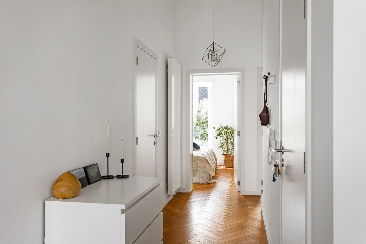 Goed gelegen, mooi gerenoveerd appartement op 1ste verd. met 2 slpk. en balkon foto 10