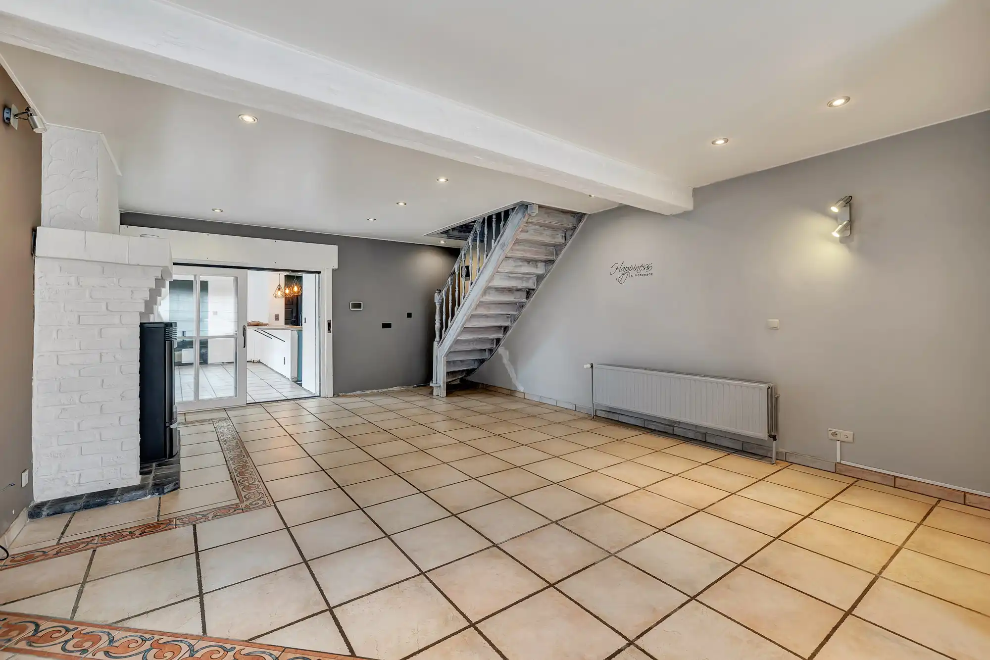 Instapklare woning met ruime garage foto 8