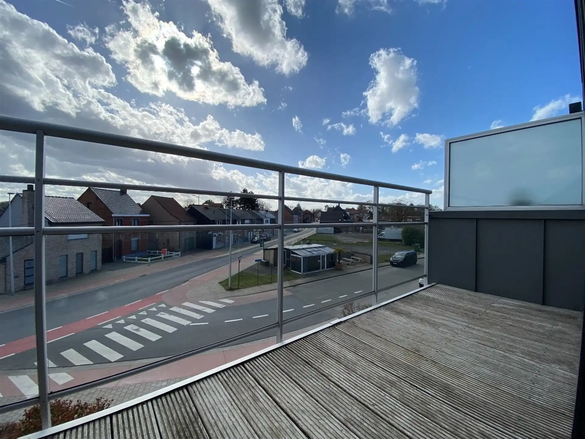 Instapklaar appartement met terras en garage. foto 14