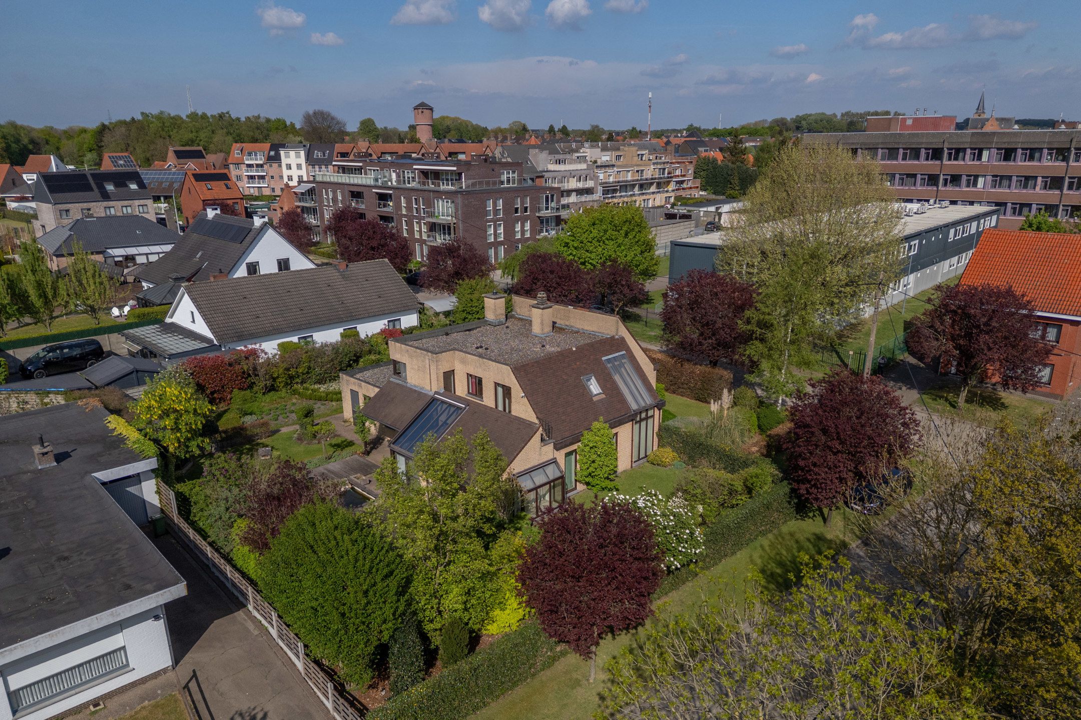 Goed onderhouden villa met 5 slpk's op perceel van 1.060m². foto 44