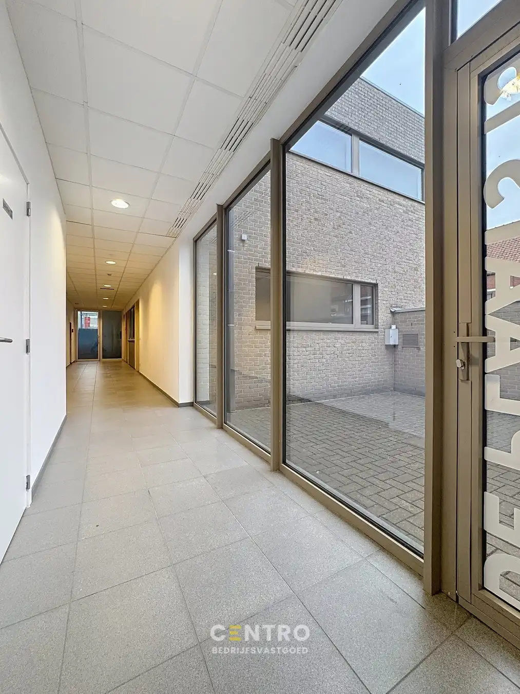 Instapklare KANTOORRUIMTE op eerste verdieping (± 21m²) TE HUUR op de markt van Knesselare! Ruime parkeergelegenheid langs de openbare weg. foto 3