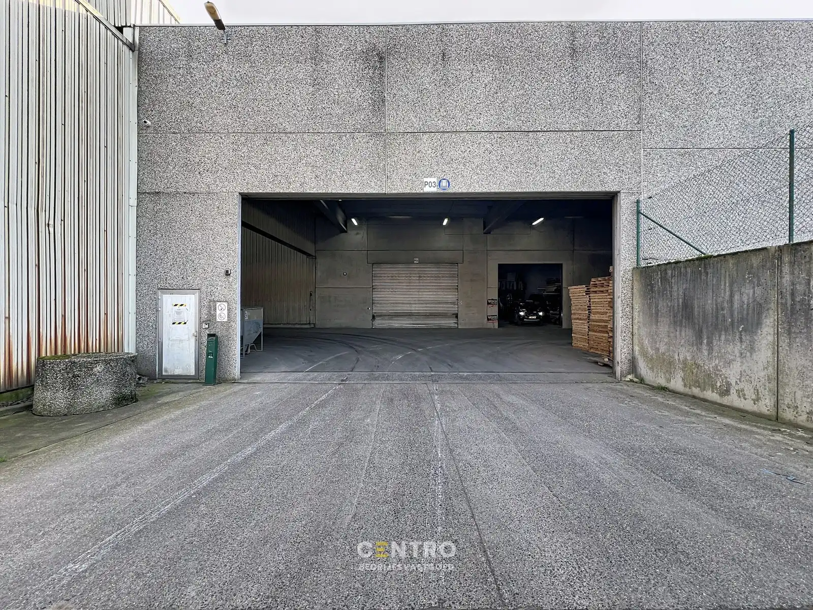 Magazijn van 330m² met vrije hoogte van 7,90m op industriële site , te Kerkhove (Avelgem). foto 4