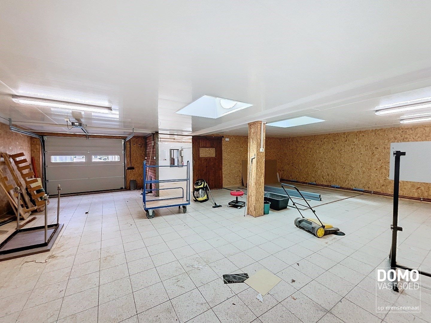 Commercieel gelegen handelspand met inclusief bovenliggend appartement te Kermt. foto 17