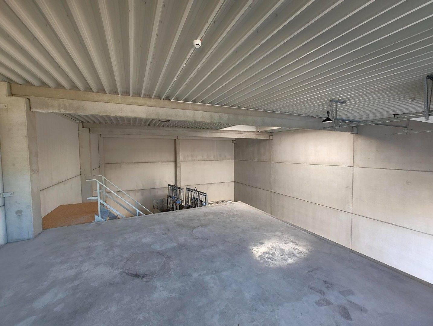 Zeer goed gelegen moderne industriehal van +/- 205m² (+ 34m² mezzanine) foto 5
