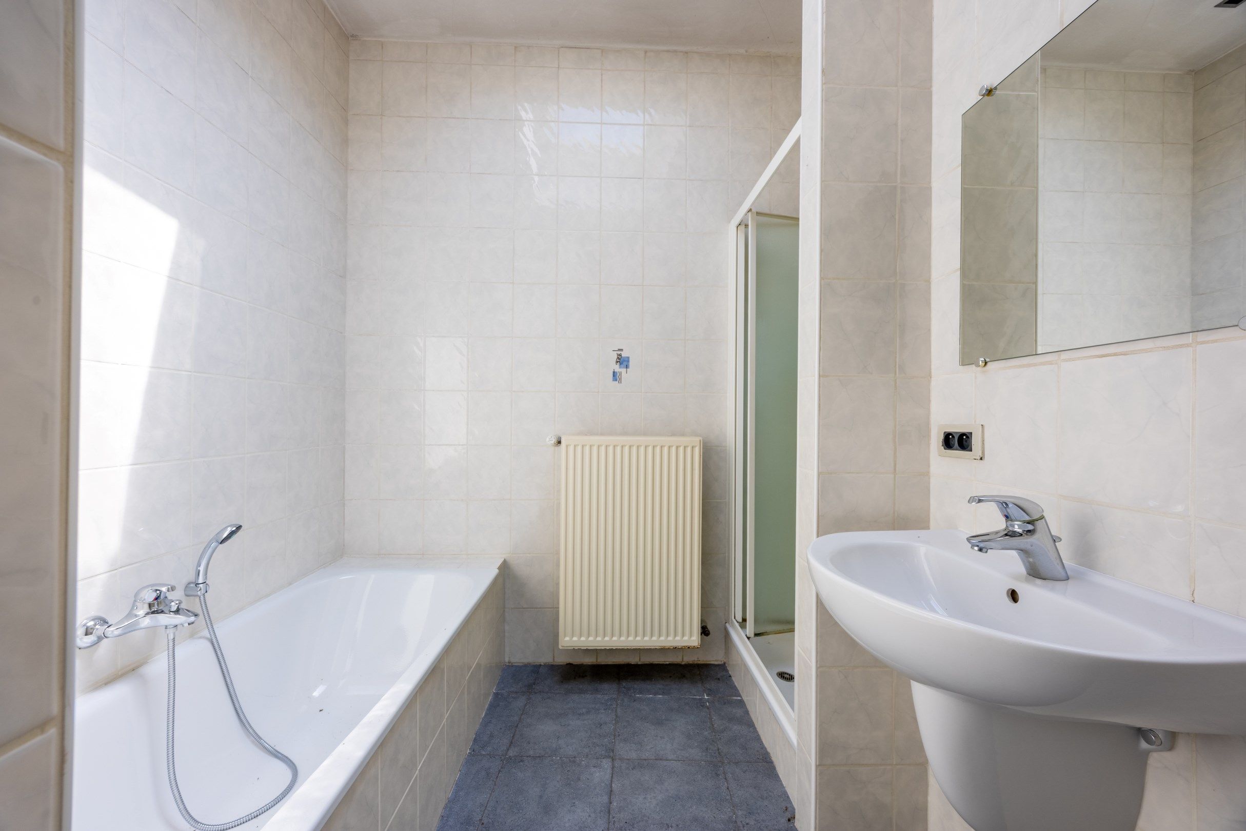 Op te knappen woning op uitstekende locatie foto 8