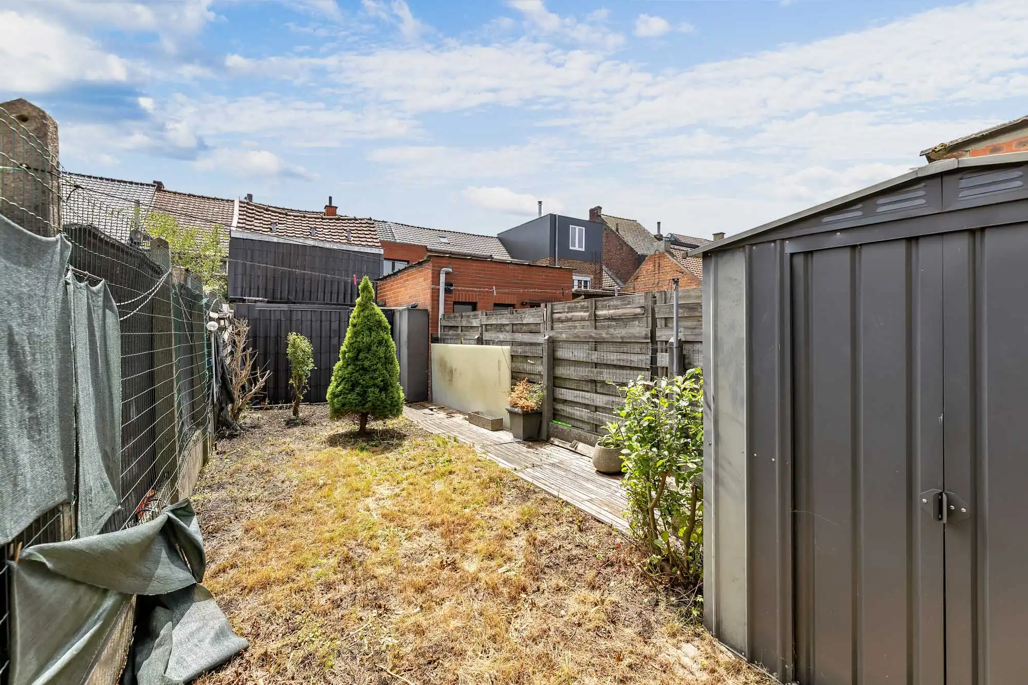 Te renoveren rijwoning met tuin foto 18