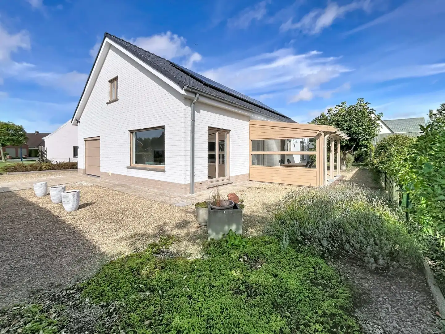 Bungalow woning met 3 slaapkamers, garage en tuin te Oostduinkerke – ideale gezinswoning in rustige omgeving! foto 2