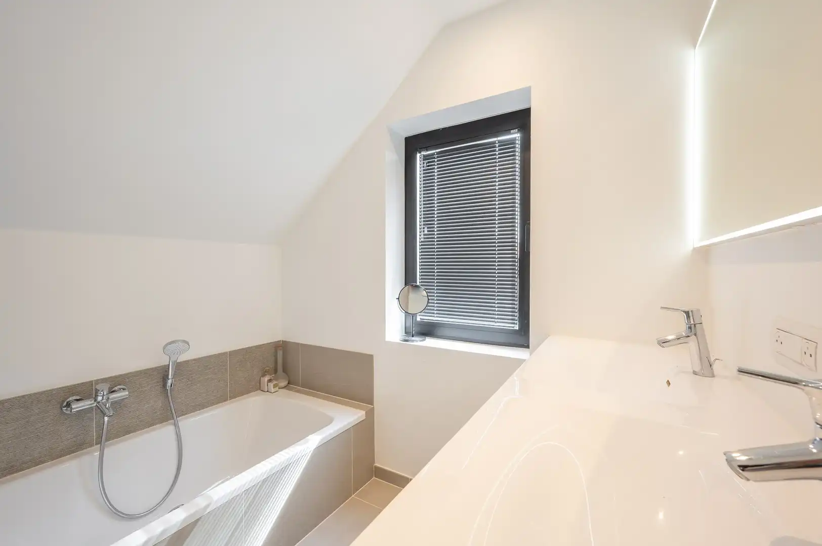 Prachtige hedendaagse villa met zonnige tuin en terrassen op fietsafstand van de zee. foto 27