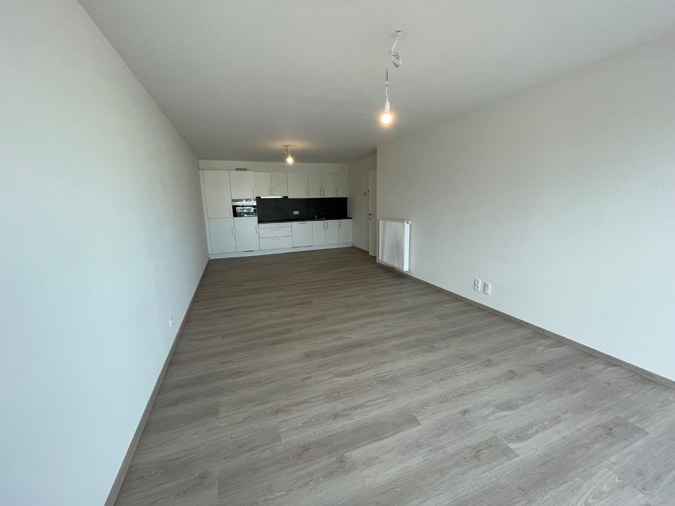 Instapklaar appartement met twee slaapkamers en terras met uitzicht op het Stationsplein. foto 3