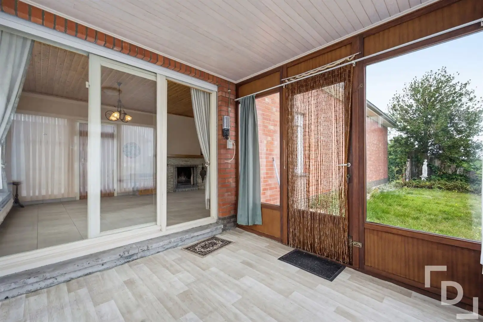 Losstaande woning met landelijke verzichten te koop in Ieper. foto 16