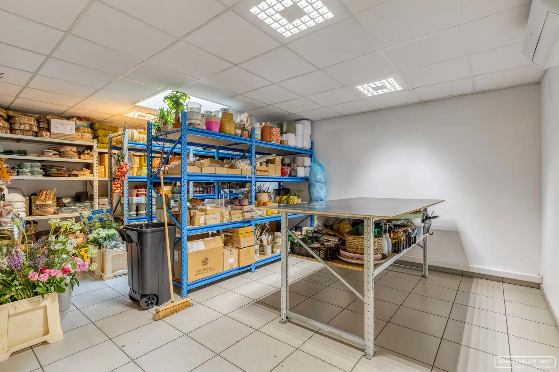 Investeringsopportuniteit - 2 verhuurde handelspanden en appartement te koop in Waregem foto 8