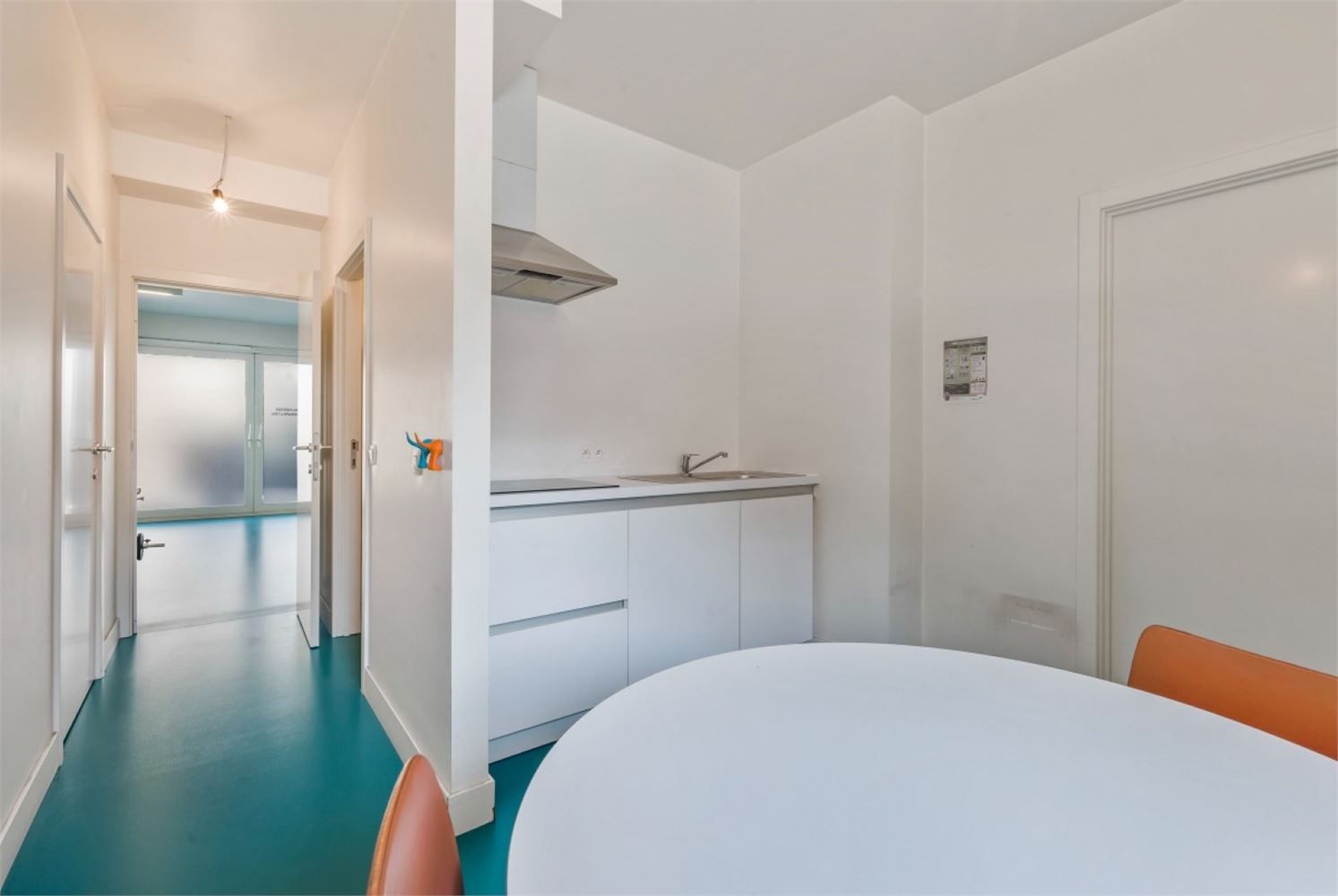 INSTAPKLAAR COMMERCIEEL GELIJKVLOERS OF KANTOOR foto 10