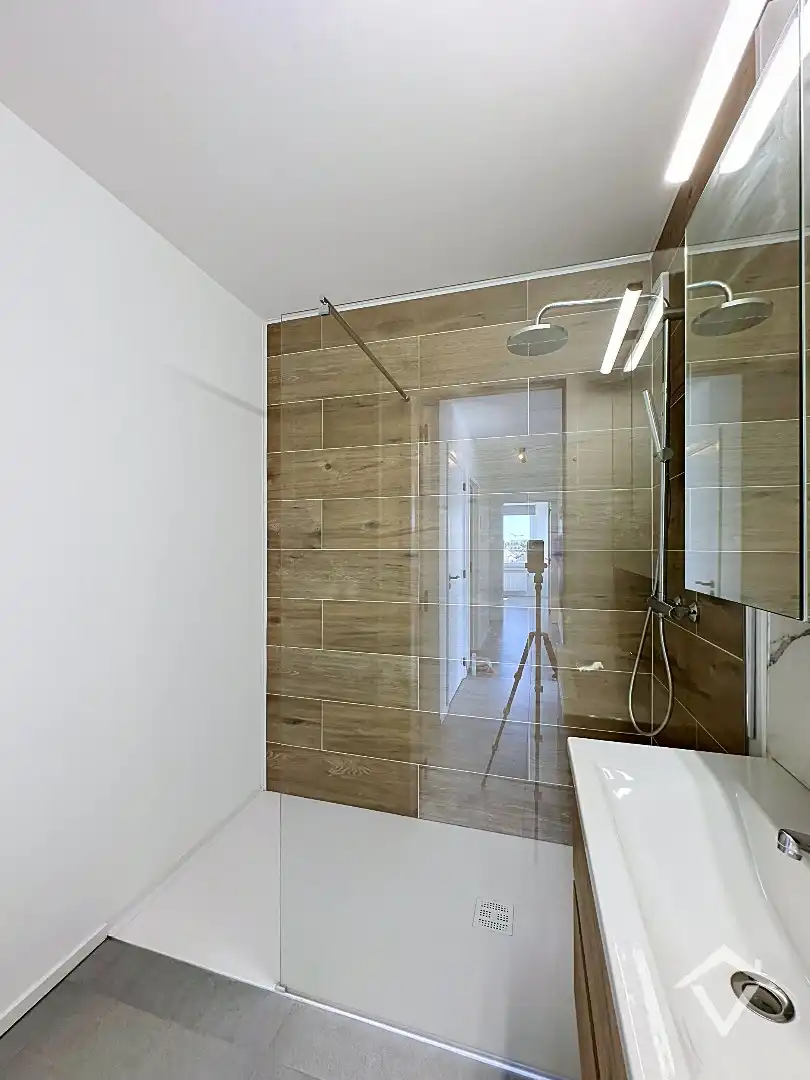 VOLLEDIG VERNIEUWD APPARTEMENT MET AUTOSTAANPLAATS OP EEN TOPLOCATIE IN KOKSIJDE foto 21