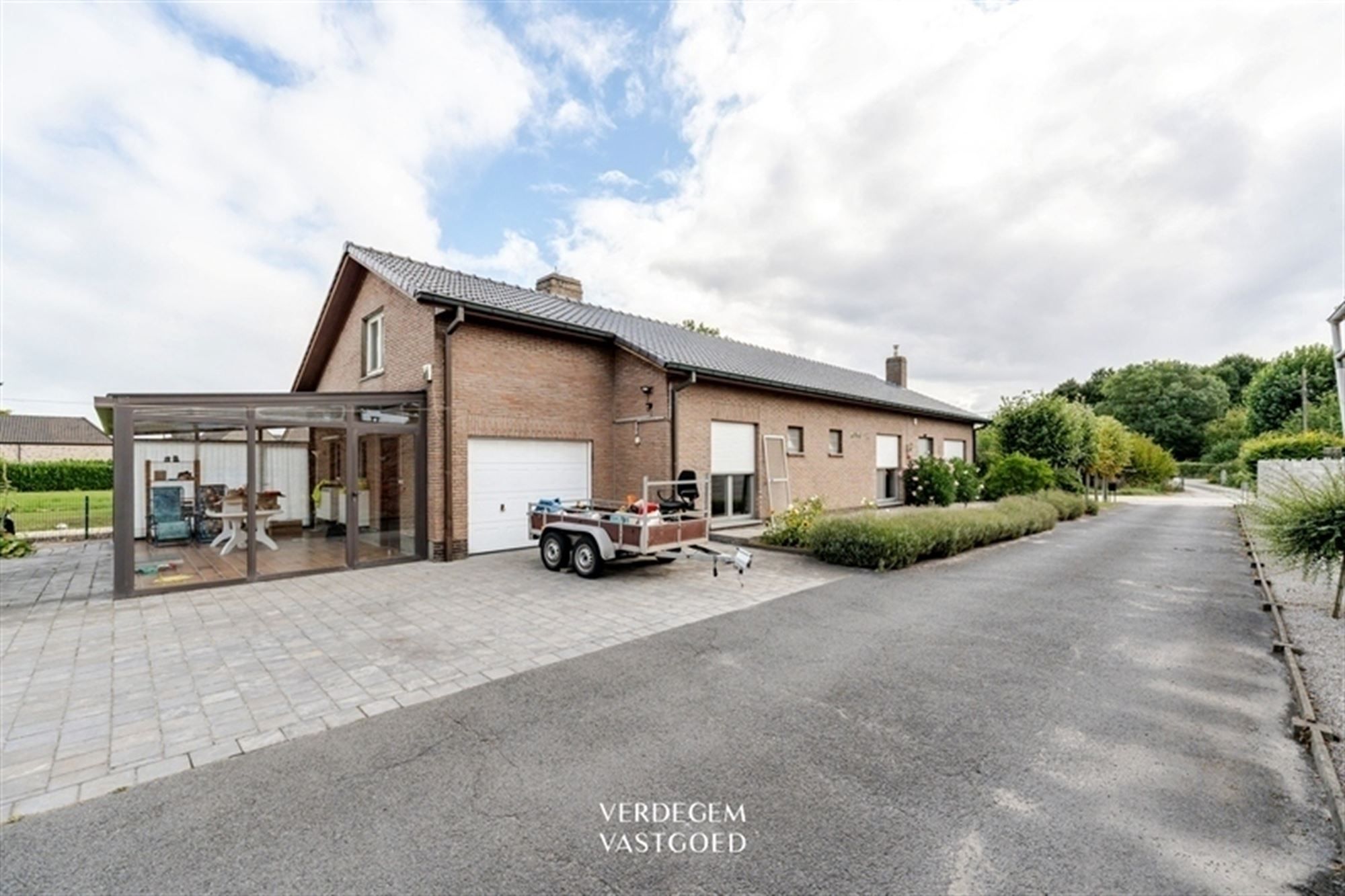 Bungalow met 4 slaapkamers en 2 garages op perceel van 1.029m² foto 17