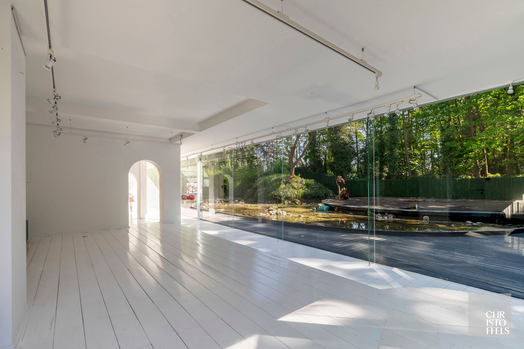 Charmante  op te frissen villa met oprijlaan, verscholen in het groen op een perceel van 1.694m² foto 3