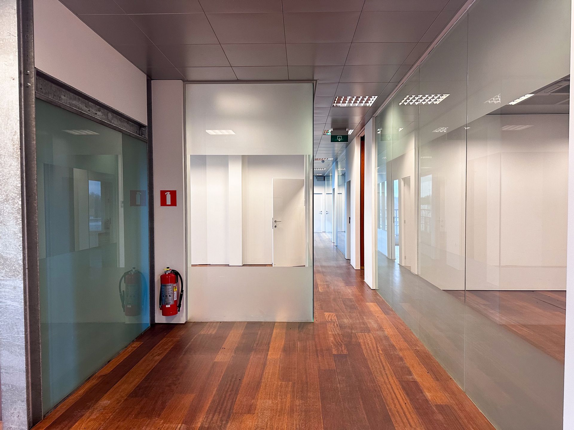 Modern Kantoor met Uitzicht en Strategische Ligging foto 9